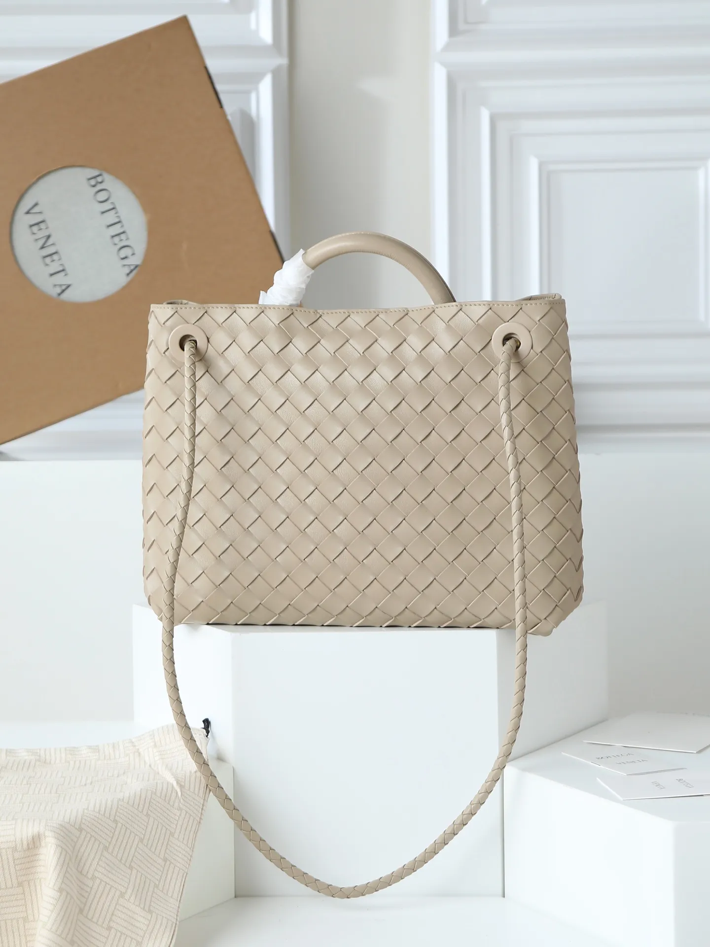 1550. Andiamo is shipping‼ ️Really popular🔥The new Andiamo woven handbag launched by Bottega Veneta this season is really popular all over the world! ! Celebrities at home and abroad have worn it, and Oscar-winning actress Michelle Yeoh has taken it out on the street. Song Jia, Trai Yala, Yu Feihong, Sanji Ayaka, Rosie Hunting-Whiteley, Yoshioka Riho, etc. have all worn this bag. It is classic and versatile and shows off your temperament, and the bag capacity is also large, which is very convenient for daily commuting! ! A variety of carrying methods, the shoulder straps can be adjusted by yourself, the original lambskin feels soft and delicate, and the unisex style breaks gender boundaries and brings a more practical and longer-lasting use experience. Andiamo, which has both elegant and casual styles, perfectly interprets the true appearance of "fashionable old money style". Style number: 766016 Size: 32*24*12